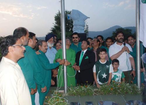 Pakistan-Human-Rights-Party-and-president-IHRO-Dr-Khalid-Aftab-Sulehri-along-with-President-National-Press-club-islamabad-Mr-Shakeel-Anjum-and-other-members-is-hoisting-Pakistan-Flag-1